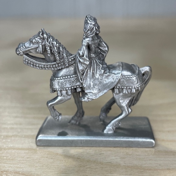 Vintage 1993 Ral Partha Pewter Mounted Medieval Lady with Gold Crown RF3015 - Picture 4 of 8
